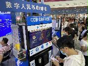 中国国際消費品博覧会で、中国建設銀行が設けたデジタル人民元に対応したコーヒー販売機＝８日、海南省海口市（三塚聖平撮影）