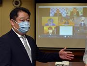 全国知事会の新型コロナウイルス対策本部会合での発言を終え、記者団の取材に応じる山梨県の長崎幸太郎知事＝１０日、県庁（渡辺浩撮影）