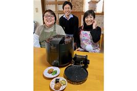 調理家電「デリソフター」（中央）を開発した小川恵さん（左）、水野時枝さん（右）ら＝京都市下京区のギフモ