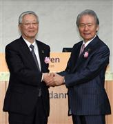 経団連の定時総会で会長に選任され、前会長の榊原定征氏と握手する中西宏明氏（左）　＝2018年5月31日、東京都千代田区