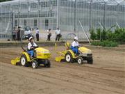 井関農機は２０１０年から愛媛大学と電動トラクターの共同研究を行っている。写真は試作車の走行試験　（同社提供）