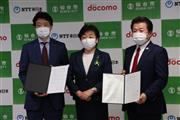 協定を結んだ仙台市の郡和子市長（中央）とＮＴＴ東日本の滝沢正宏宮城事業部長（右）、ＮＴＴドコモの芦川隆範東北支社長＝１７日、同市役所（塔野岡剛撮影）