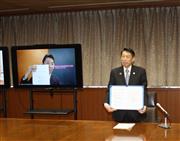連携協定を締結した福岡県の服部誠太郎知事（右）とＦｉｎｔｅｃｈ協会の沖田貴史代表理事会長＝同県庁