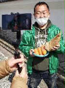 ライブ配信による販売のイメージ。自宅にいながら朝市の食材を購入できる（まる鮮提供）