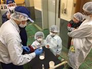 雪ヶ谷化学工業が実施した従業員家族対象の工場見学会の様子。家族に仕事への理解を深めてもらう