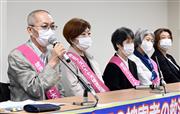 最高裁判決受け、会見する郡家滝雄さん（左）ら＝１７日午後、大阪市中央区（須谷友郁撮影）