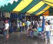 日本の古着を販売するマレーシアの市場（２００２年３月ごろ、原宿シカゴ提供）