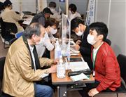 「お助け隊」として高齢者のワクチン接種予約をサポートする学生ら＝１９日、神戸市中央区（南雲都撮影）