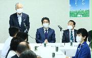 自民党・半導体戦略議連で発言する甘利明会長（左）。右は安倍晋三最高顧問、麻生太郎最高顧問。＝２１日午後、東京・永田町の自民党本部（春名中撮影）