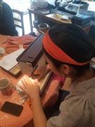 ホストファミリーの地方の親族の家で、彼らの姉妹や従妹たちが集まり、子どもや孫の面倒をみながら、皆でマスクなどを作っていたときの写真です