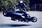 水上バイクのような形をした「ホバーバイク」のテストフライト