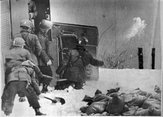 1972－日本中が固唾を呑んだ「あさま山荘事件」　厳寒の山中に…湯気立ちのぼるカップヌードル