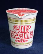 白と赤の明快なロゴ