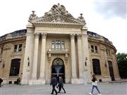 安藤忠雄さんが改装を手掛けた現代美術館「ブルス・ドゥ・コメルス」（三井美奈撮影）