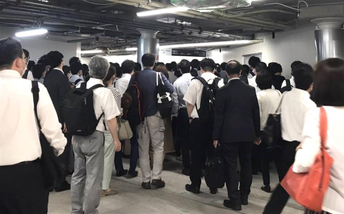 大阪メトロ御堂筋線の一部区間で運転を見合わせた。JR大阪駅から地下鉄四つ橋線へ向かう地下通路も混雑した＝１０日午前、大阪市北区