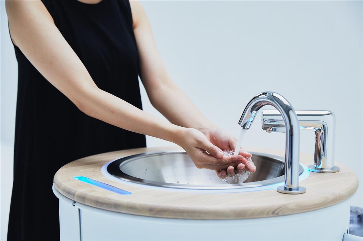水道の設備を必要とせず、つねに綺麗な水で手洗いができる。（C）WOTA CORP.