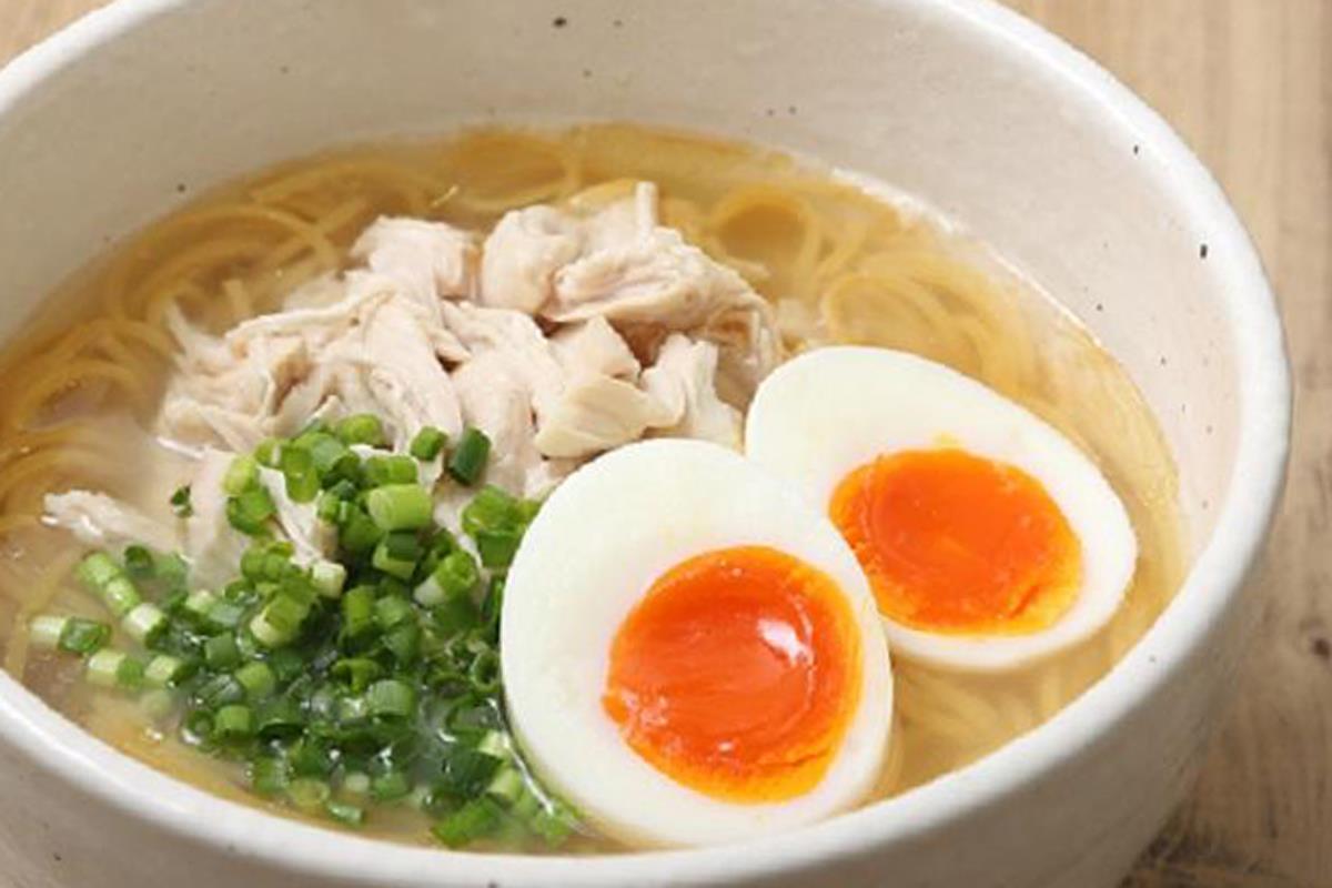 鶏ガラスープの素は使わず、ささみと麺をゆでたゆで汁をだし代わりに使ったたんぱく質たっぷりの鶏塩ラーメン（ZENB JAPAN提供）