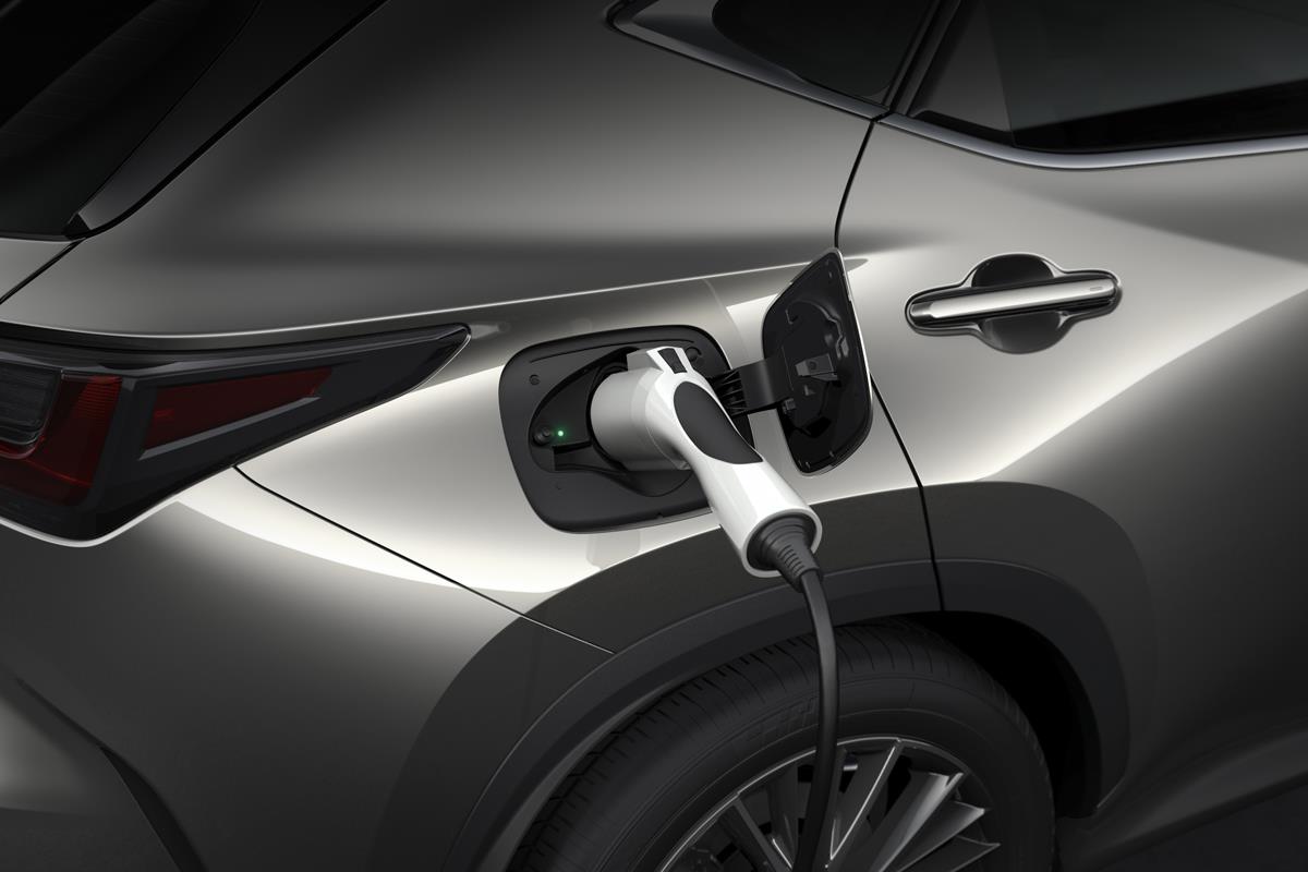 レクサス初のPHEVとなる新型「NX」（トヨタ自動車提供）