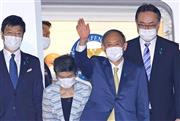 政府専用機に搭乗する菅義偉首相。左は真理子夫人＝１０日午後、羽田空港（納冨康撮影）
