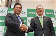 日本電産の新社長に就任する特別顧問の関潤氏（左）と永守重信会長＝２月４日、京都市