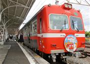 岳南電車吉原駅に停車する７０００形。クラウドファンディングの目標金額達成により、駅近くの貨物線での運転体験が実現することに＝静岡県富士市