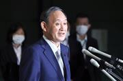 記者団の取材に応じる菅義偉首相＝１６日午後、首相官邸（春名中撮影）