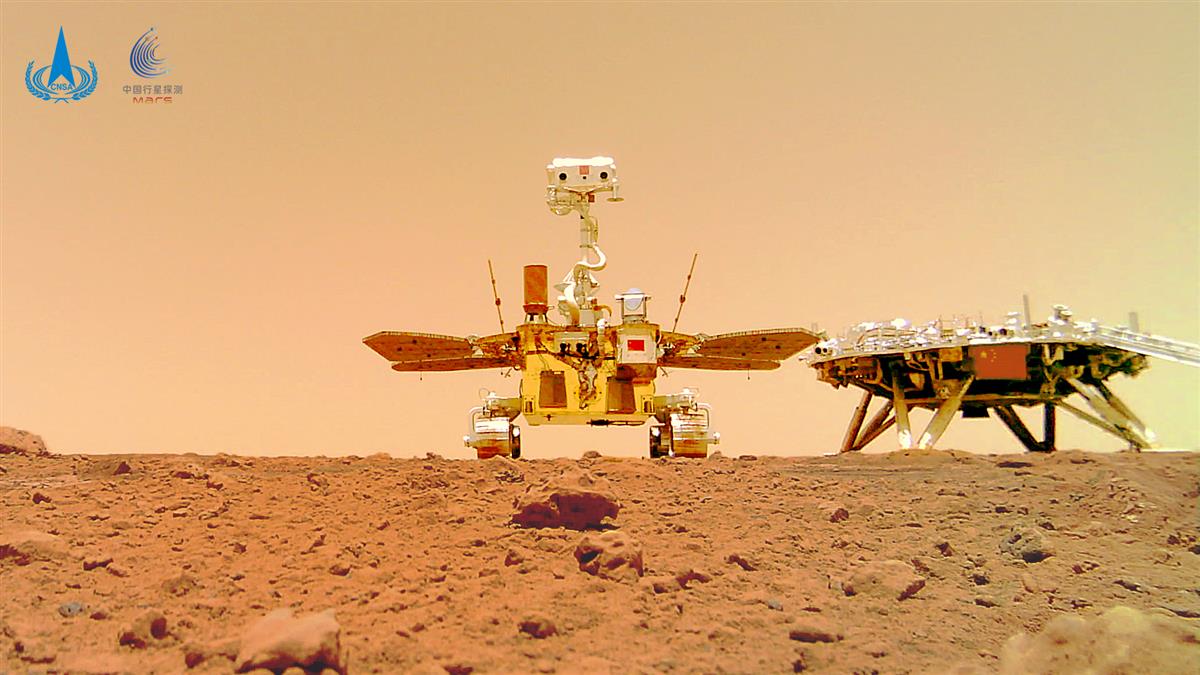 火星への着陸に成功した探査機「天問1号」のランダー（右）と探査ローバー「祝融」（CNSA）