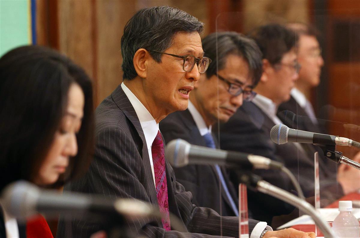 東京五輪・パラリンピック開催に伴う提言を提出後、会見する尾身茂氏（左から２人目）らの専門家有志＝１８日午後、東京都千代田区（桐山弘太撮影）