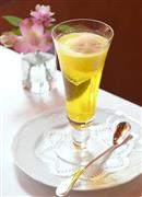 「資生堂パーラー銀座本店サロン・ド・カフェ」で味わえるレモン味のアイスクリームソーダ（寺河内美奈撮影）