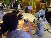 客が注文した飲み物を席に届ける分身ロボット「オリヒメＤ」＝２１日、東京都中央区（松村信仁撮影）