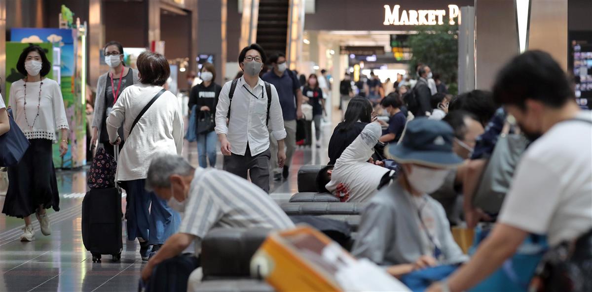 緊急事態宣言解除後の羽田空港の様子＝２１日午後、羽田空港・第１ターミナル（鴨志田拓海撮影）