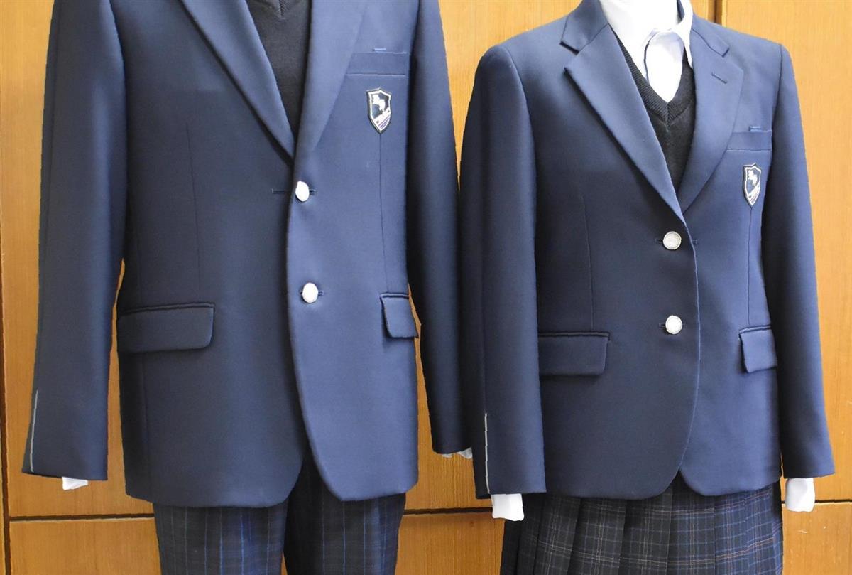 香芝東中学校が昨年４月から導入した制服。スカートかスラックスかは性別に関係なく選べる＝奈良県香芝市