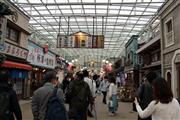 昭和の商店街を細部にまでこだわって再現した「夕日の丘商店街」＝５月１８日、埼玉県所沢市（深津響撮影）