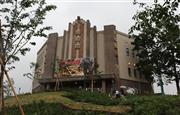 怪獣映画「ゴジラ」をテーマにしたアトラクションの舞台となる映画館＝５月１８日、埼玉県所沢市（深津響撮影）