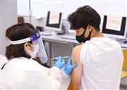 日本体育大学で新型コロナワクチンの職域接種が始まり、学生や地域住民がワクチンを接種した＝２１日午前、東京都世田谷区の日本体育大学世田谷キャンパス（桐山弘太撮影）
