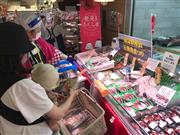 イトーヨーカ堂のアリオ葛西店で始まった福島フェア＝２５日、東京都江戸川区