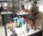 多くのフィギュアが展示されている海洋堂ホビーランド＝２５日午後、大阪府門真市（恵守乾撮影）