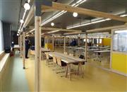 イズミヤゆいテラスのコワーキングスペース（手前）と多目的スペース（奥）＝大阪府河内長野市