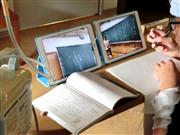 タブレット端末を使い病院内でオンライン授業を受ける生徒（桃陽総合支援学校提供）
