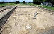 平城宮跡で出土した大型建物跡。柱が立っていた跡が並ぶ＝６月３０日午前１１時３０分、奈良市（安元雄太撮影）