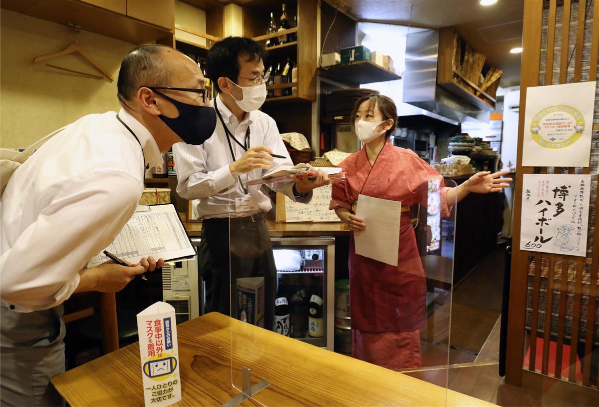 飲食店の見回り調査を実施する大阪府職員＝6月29日午後５時５５分、大阪市福島区の居酒屋「鶏海山の幸おかだ」（代表撮影）