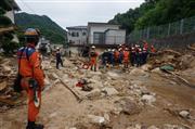 西日本豪雨によるがけ崩れで土砂やがれきが広がっていた災害救助活動の現場＝平成３０年７月、広島市（堺市消防局提供）