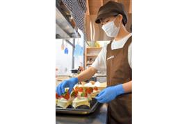 ケーキに丁寧にイチゴを盛り付ける杉之原みずきさん＝滋賀県近江八幡市