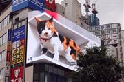 新宿に現れた「巨大猫」