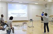 ゲームなどで体を動かして認知機能改善を目指すオージースポーツの「ｉトレ」参加者ら＝８日午後、大阪府豊中市