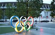 五輪マークのモニュメント。奥は国立競技場＝２０２０年９月、東京都新宿区（川口良介撮影）