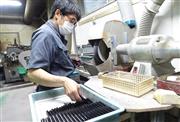 職人が丁寧に印材を仕上げていく＝大阪府松原市の小山良印材製作所