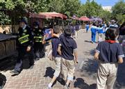 中国新疆ウイグル自治区ウルムチで２００９年に発生した少数民族ウイグル族の大規模暴動から５日で１２年。自治区カシュガルの中心部の繁華街。人通りが多い場所では３人一組で巡回する警官の姿が目立つ＝６月２２日（三塚聖平撮影）