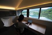 コワーキングスペースから蓼科湖を望む（SankeiBiz編集部）