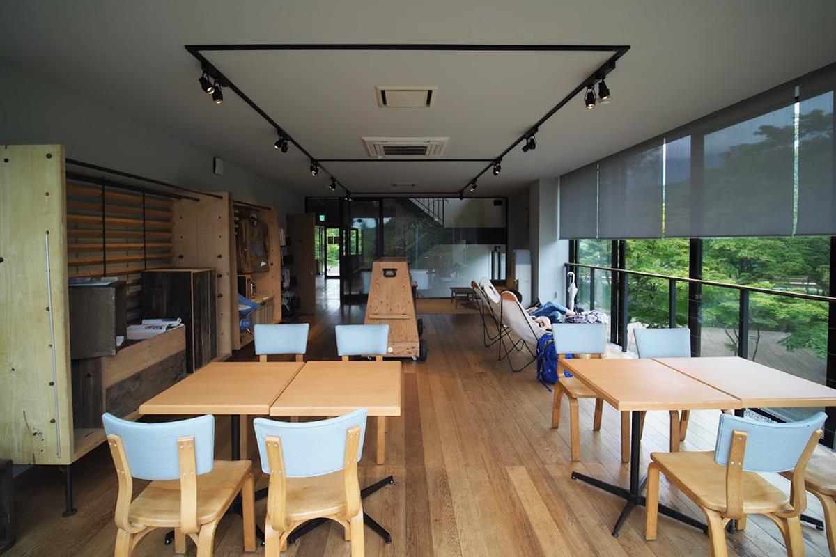 宿泊者なら誰でも無料で使えるフリースペース。もちろん仕事場としても利用可能（SankeiBiz編集部）